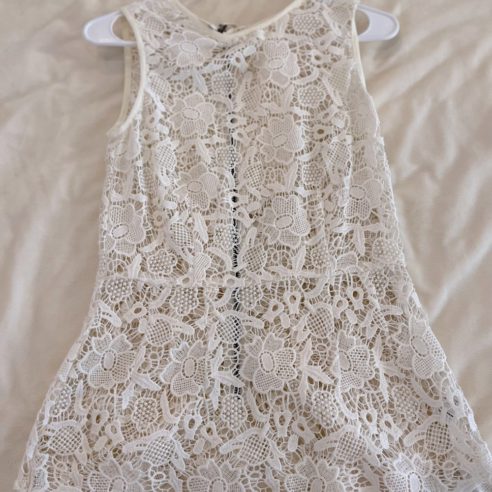 NWOT XS CAbi Needle Lace She’ll Peplum Sleeveless Blouse